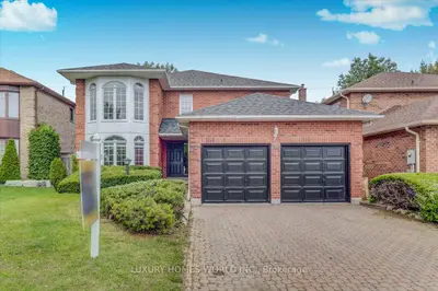 Att/Row/Townhouse in Whitby