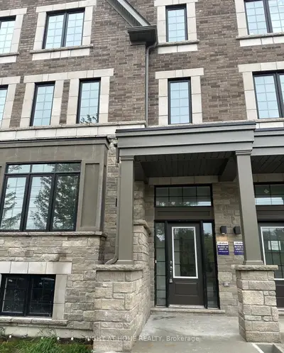 Att/Row/Townhouse in Whitby