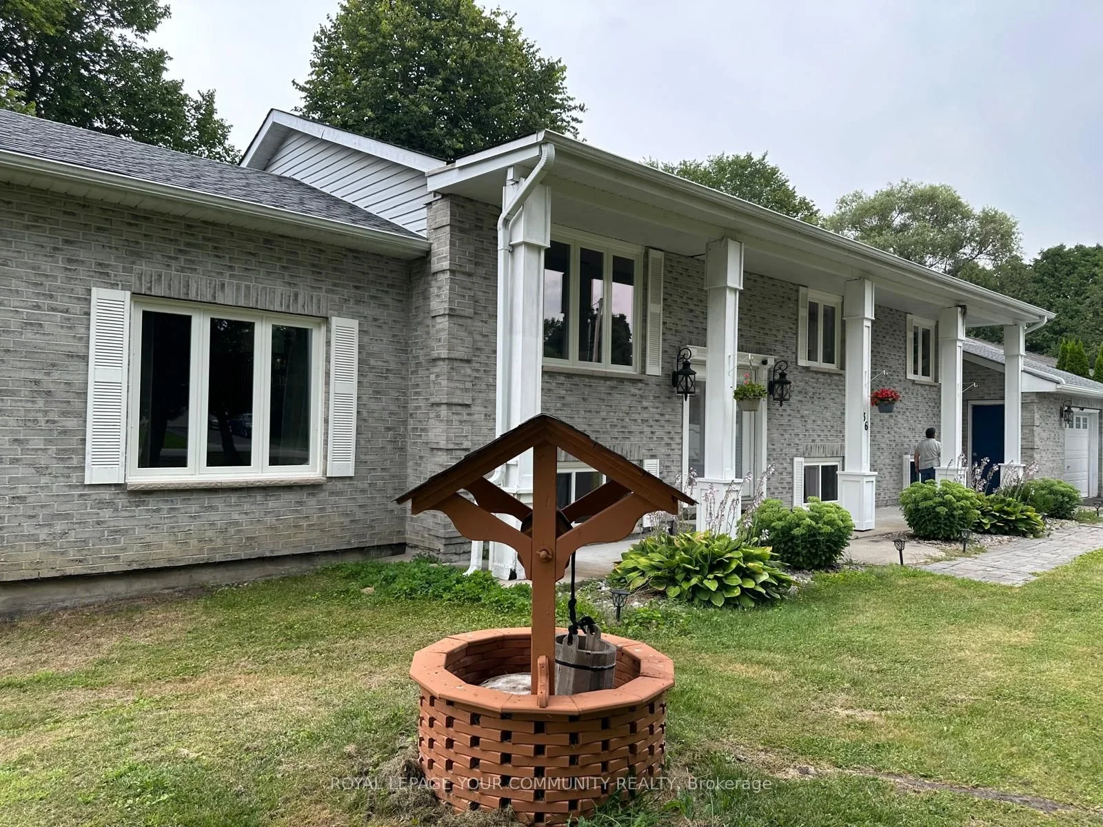 36 York Street Upper, Georgina, On L0c 1l0