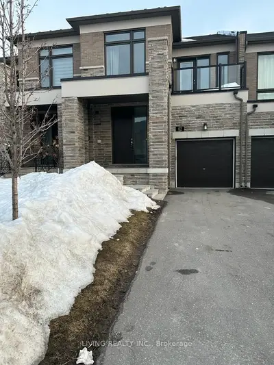 Att/Row/Townhouse in Aurora