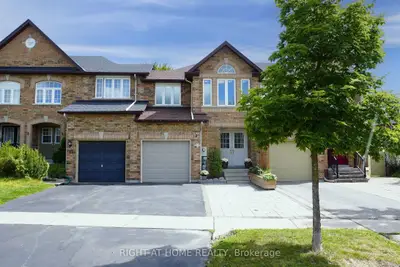 Att/Row/Townhouse in Richmond Hill
