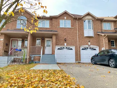 Att/Row/Townhouse in Richmond Hill