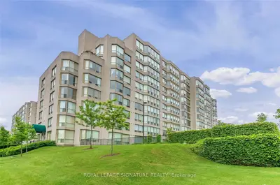 Condo Apartment in Richmond Hill