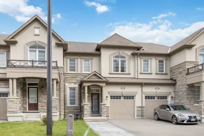 Att/Row/Townhouse in Richmond Hill