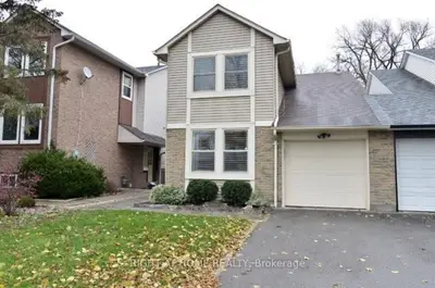 Att/Row/Townhouse in Aurora