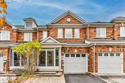 Att/Row/Townhouse in Richmond Hill