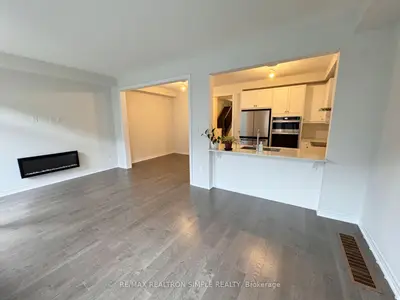 Att/Row/Townhouse in Richmond Hill