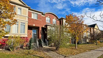 Att/Row/Townhouse in Aurora