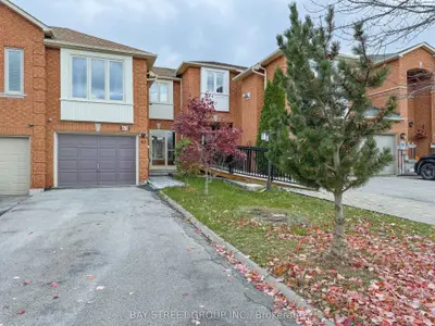 Att/Row/Townhouse in Richmond Hill