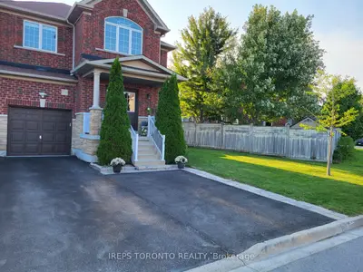 Att/Row/Townhouse in Whitchurch-Stouffville