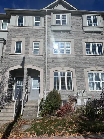 Att/Row/Townhouse in Richmond Hill