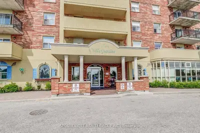 Condo Apartment in Vaughan