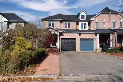 Att/Row/Townhouse in Newmarket