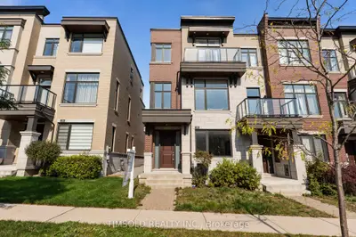 Att/Row/Townhouse in Vaughan