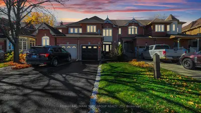 Att/Row/Townhouse in Newmarket