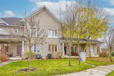Att/Row/Townhouse in Newmarket