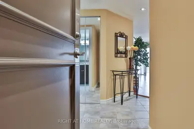 Condo Apartment in Richmond Hill