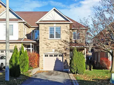 Att/Row/Townhouse in Richmond Hill