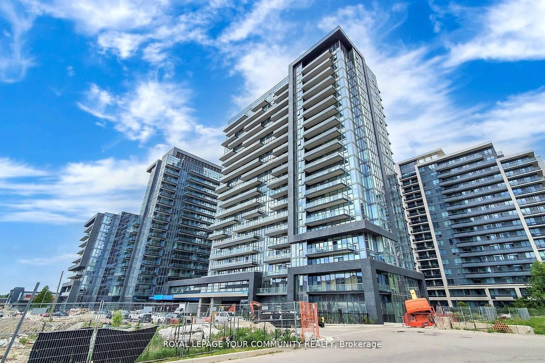 20 Gatineau Drive 402, Vaughan, On L4j 0l3