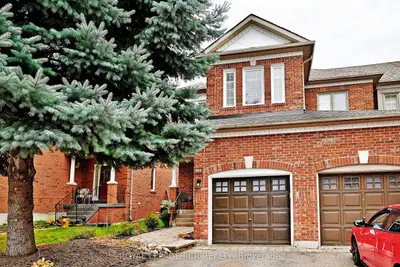 Att/Row/Townhouse in Newmarket