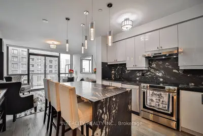 Condo Apartment in Vaughan