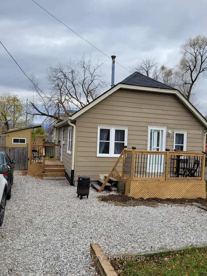 158 The Queensway, Georgina, On, L4p 2a2