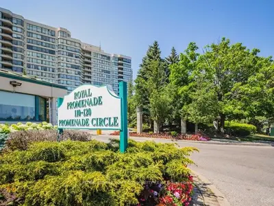 Common Element Condo in Vaughan
