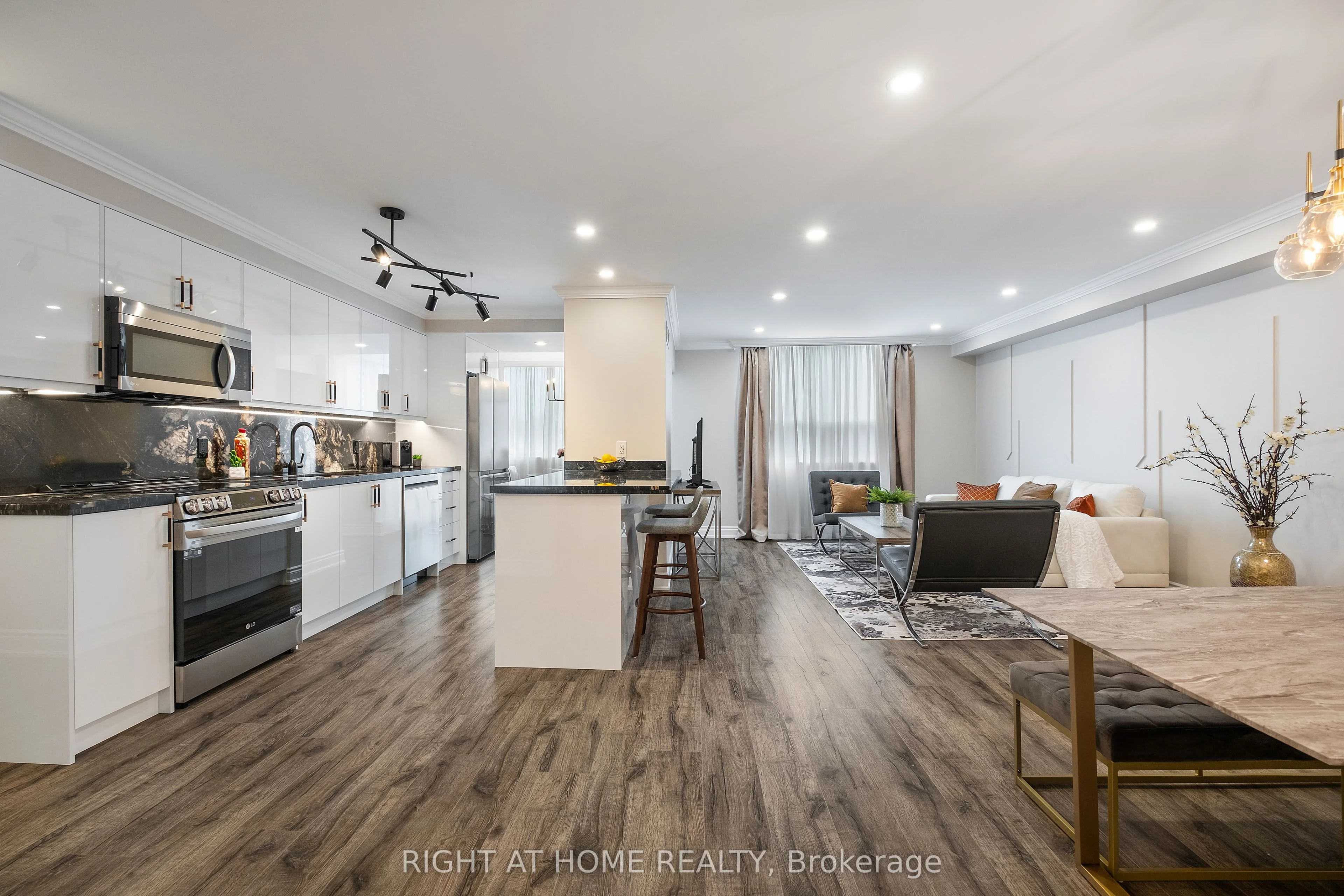30 Harding Boulevard W 301, Richmond Hill, On L4c 9m3