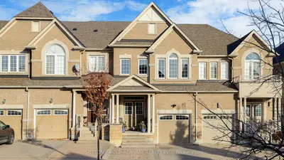 Att/Row/Townhouse in Vaughan