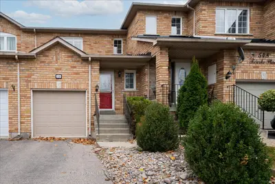 Att/Row/Townhouse in Newmarket