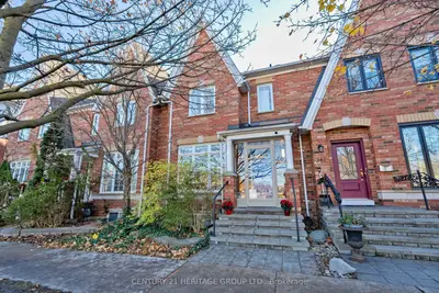 Att/Row/Townhouse in Richmond Hill