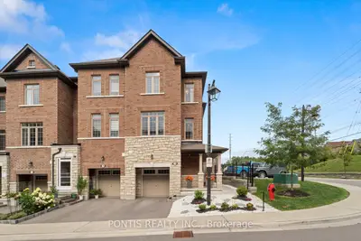 Att/Row/Townhouse in Newmarket