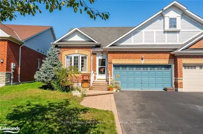 Att/Row/Townhouse in Uxbridge