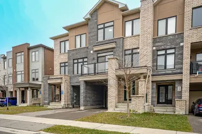 Att/Row/Townhouse in Newmarket