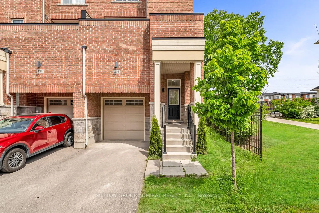 Att/Row/Townhouse in Newmarket