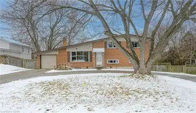 100 Hamilton Drive, Newmarket, On L3y 3e8