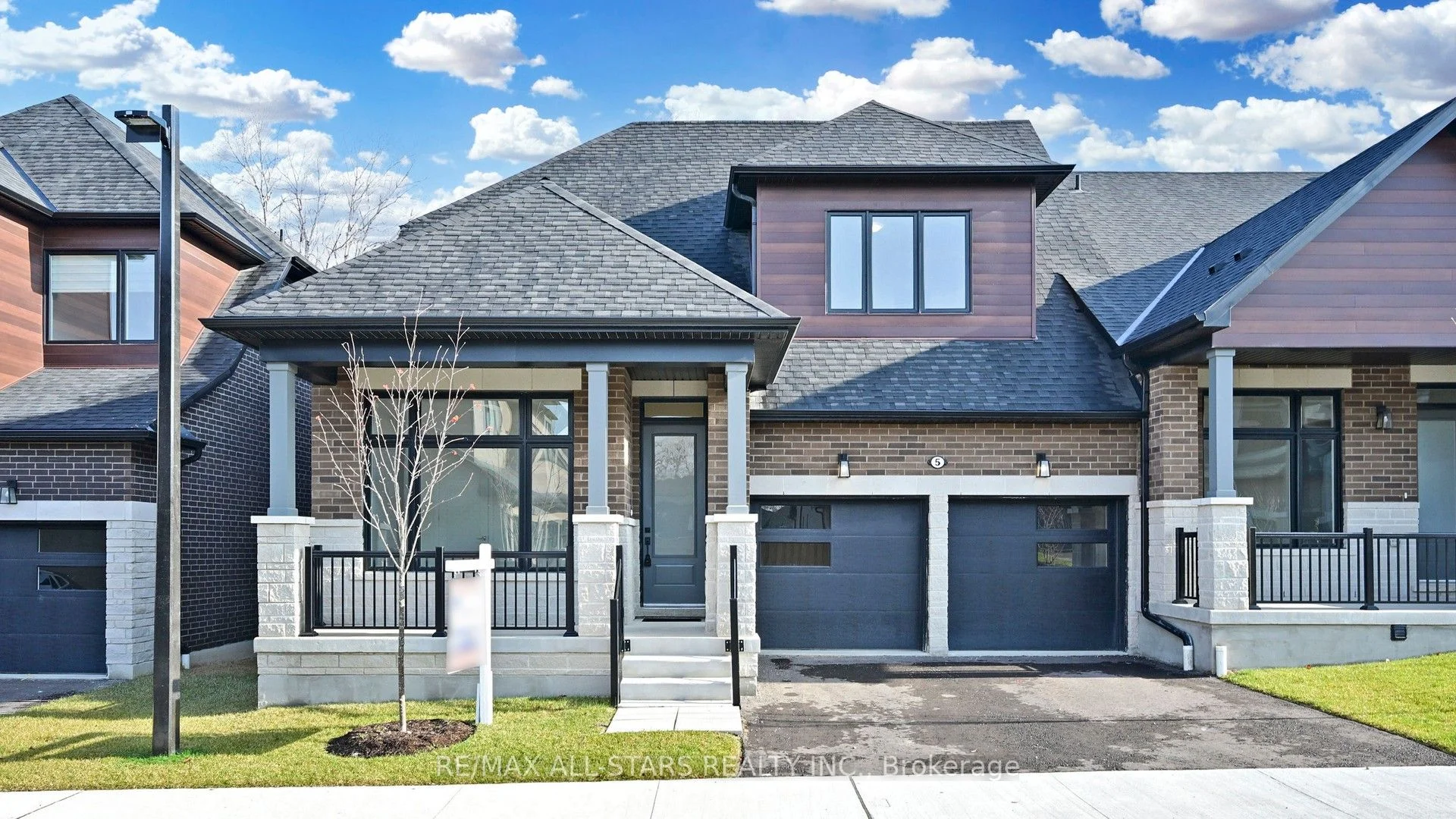 Att/Row/Townhouse in Uxbridge