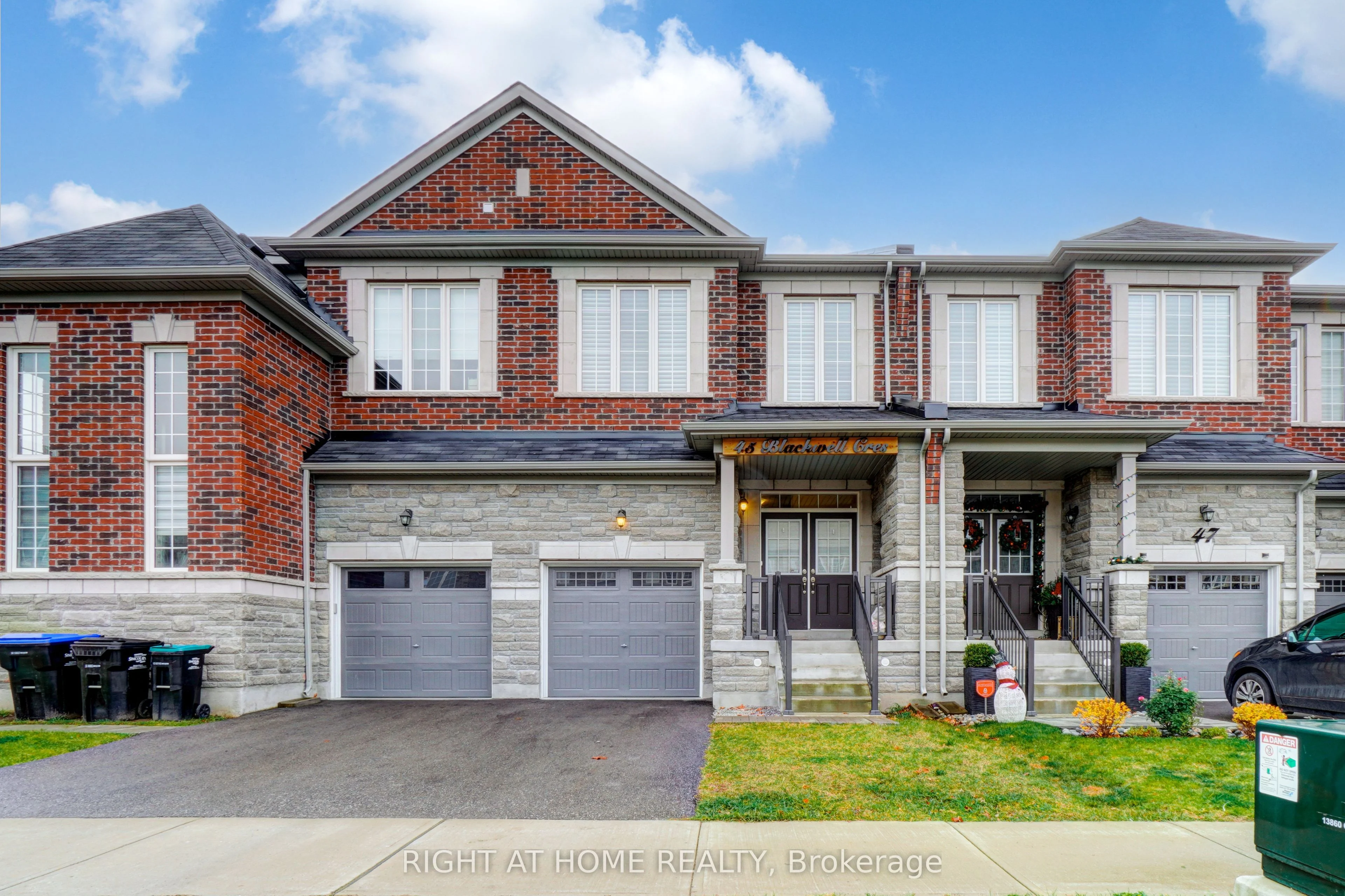 Att/Row/Townhouse in Bradford West Gwillimbury