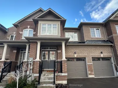 Att/Row/Townhouse in Newmarket