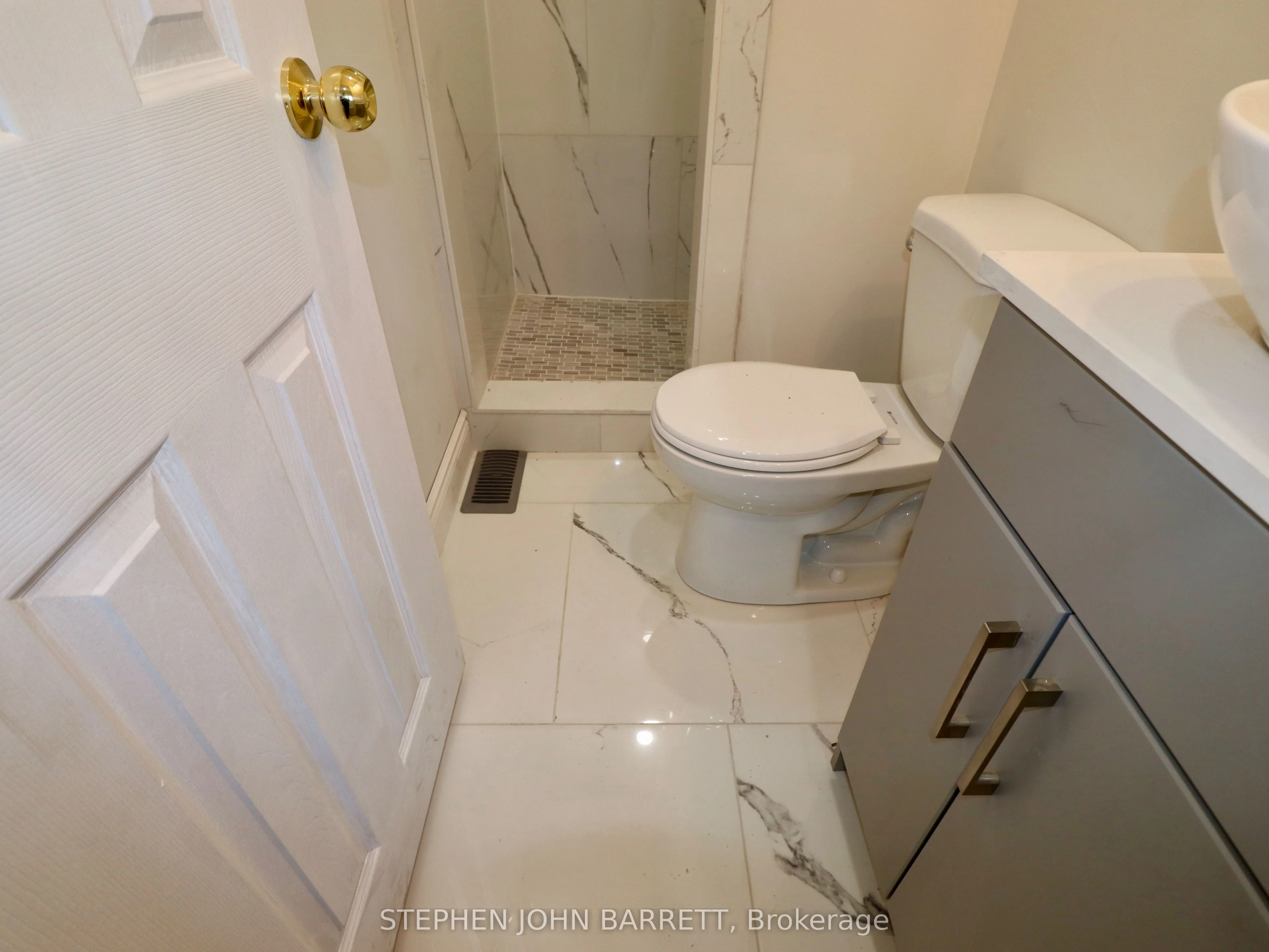 6 Sunkist Road, Georgina, ON L0E 1N0