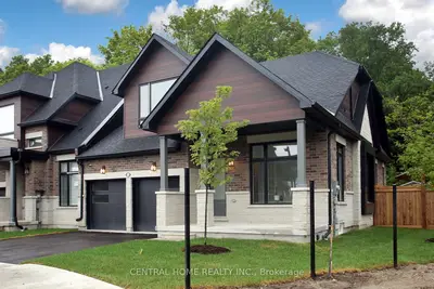Att/Row/Townhouse in Uxbridge