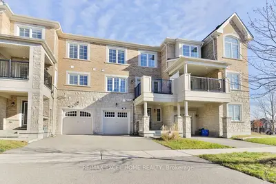 Att/Row/Townhouse in Aurora