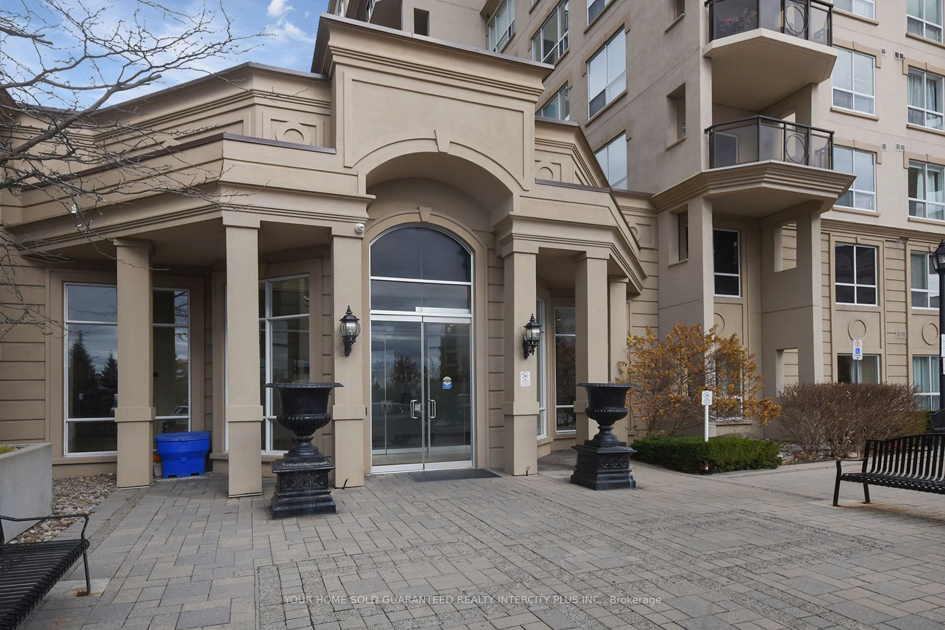 8 Maison Parc Court 321, Vaughan, On L4j 9k5