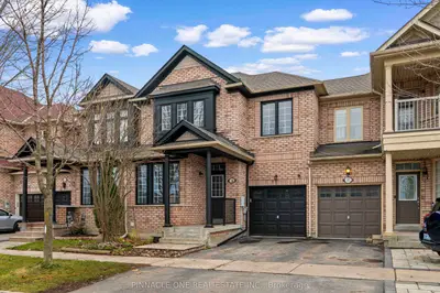 Att/Row/Townhouse in Richmond Hill