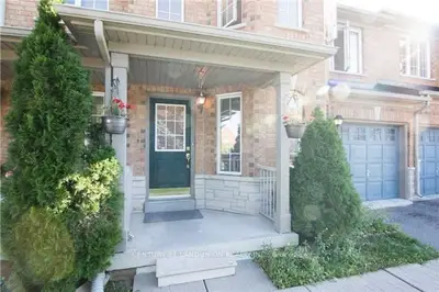 Att/Row/Townhouse in Richmond Hill