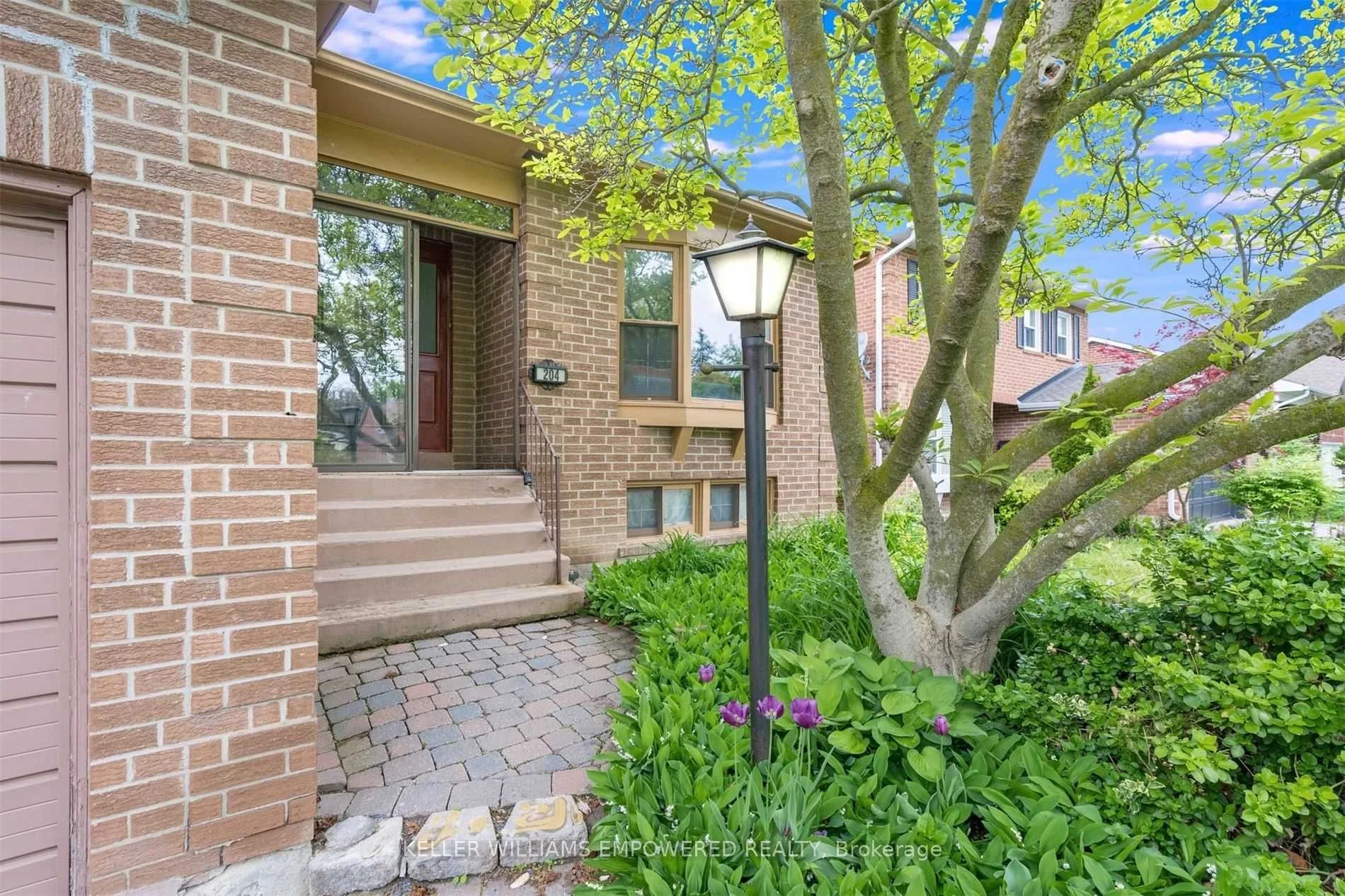 204 Harrison Drive S Main, Newmarket, On L3y 6b9