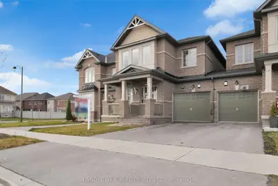 Att/Row/Townhouse in East Gwillimbury