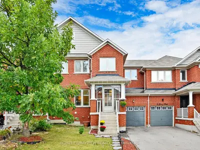 Att/Row/Townhouse in Richmond Hill