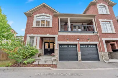 Att/Row/Townhouse in Richmond Hill