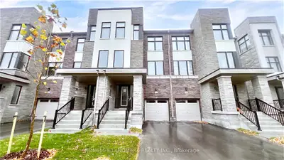 Att/Row/Townhouse in Richmond Hill